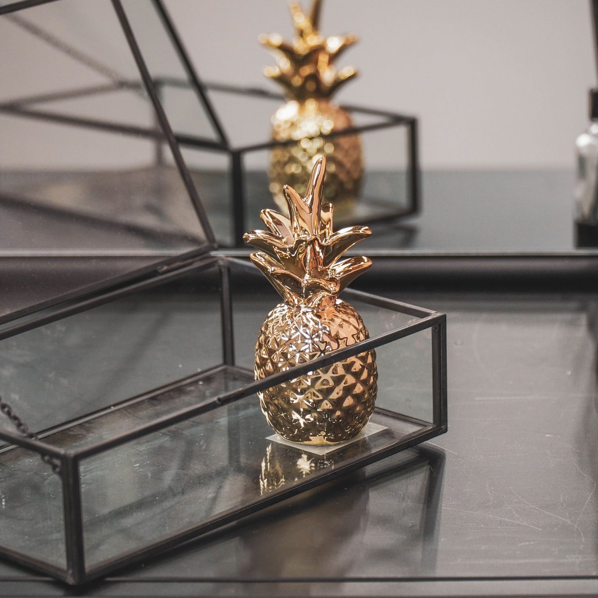 Ananas-beeldje in goud en zwart